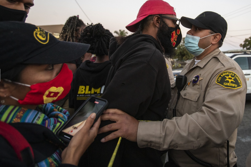 Los manifestantes se manifiestan en la Estación del Sheriff del Sur de L.A. horas después de que un hombre negro fuera asesinado por los diputados.
