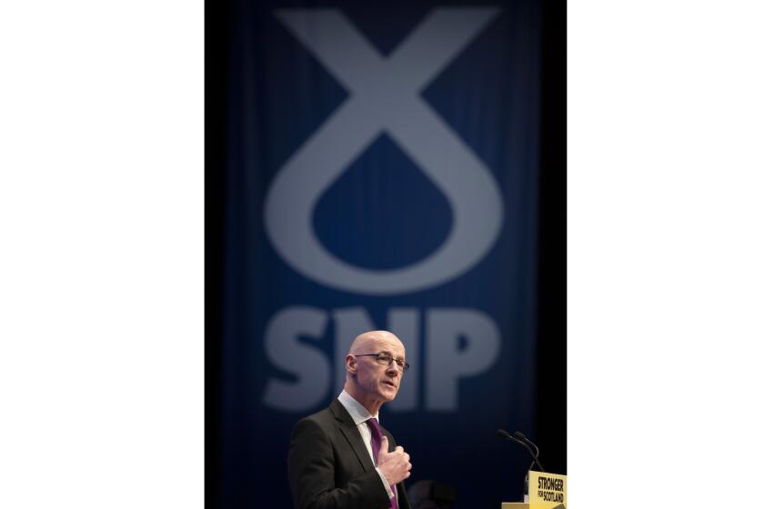 El viceprimer ministro John Swinney pronuncia su discurso ante los delegados durante la conferencia de otoño del Partido Nacional Escocés (SNP) de 2019 en el Event Complex en Aberdeen, el 14 de octubre de 2019. (Jane Barlow/PA vía AP, Archivo)