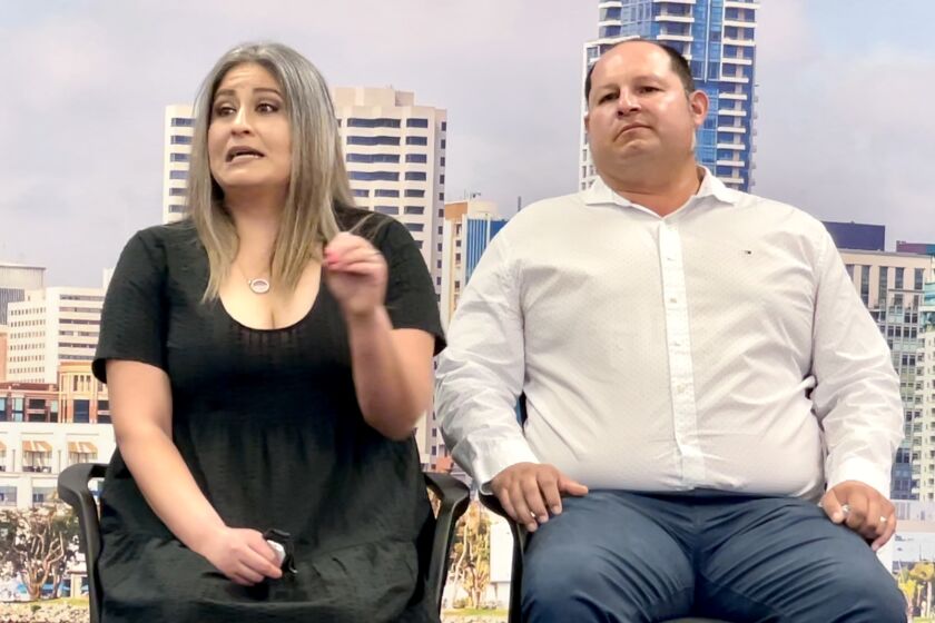 Patricia y Jonathan Morales narran el dolor de haber perdido a su hija por sobredosis de fentanilo en un encuentro con medios en las oficinas de la DEA en San Diego