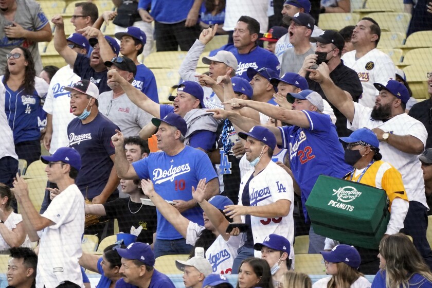 Les fans des Dodgers font des gestes à la pirogue des Astros de Houston