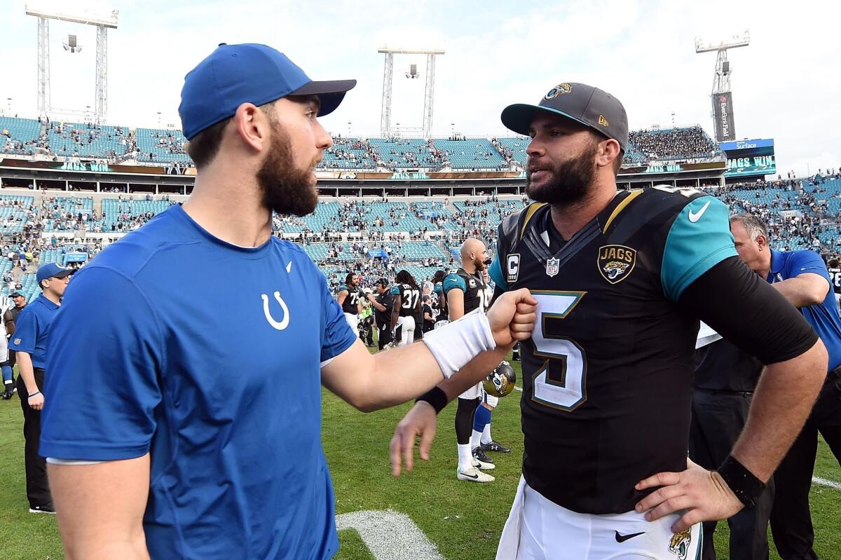 Andrew Luck (i) debería no seguir con los Colts.