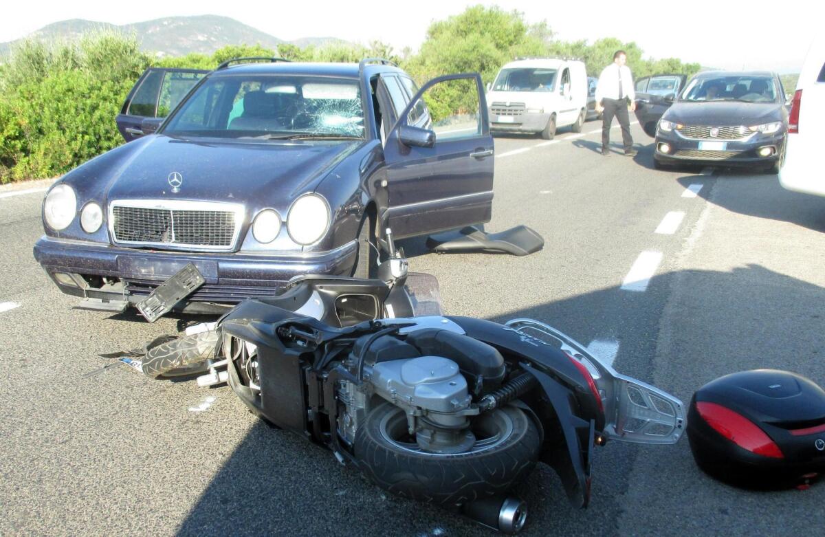 Imagen cedida por la policía local de Olbia que muestra el accidente del actor estadounidense George Clooney, cerca de Olbia, isla italiana de Cerdeña, Italia, 10 July 2018.