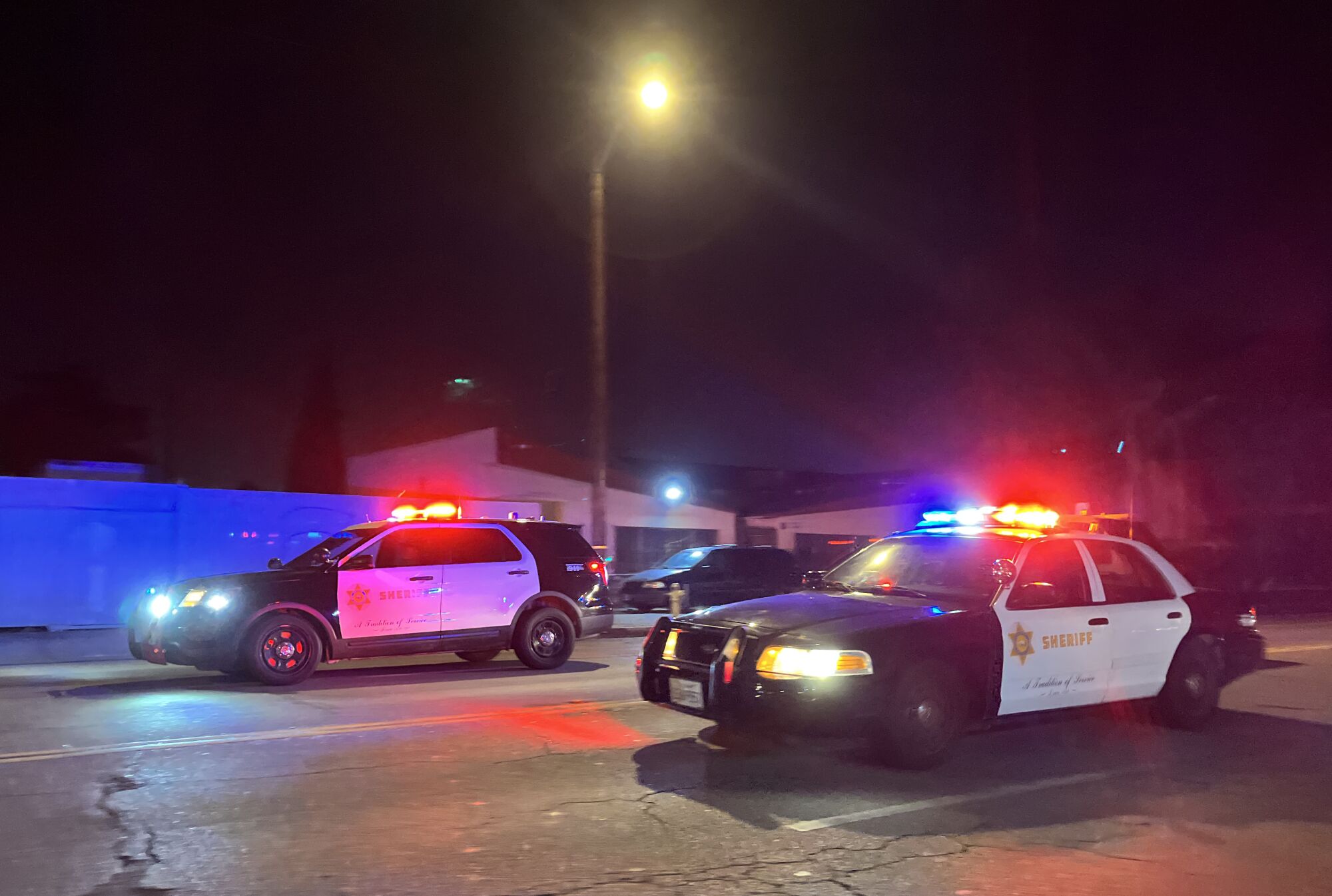 Die Stellvertreter des Sheriffs treffen am frühen Morgen auf der Straße in East Compton ein.