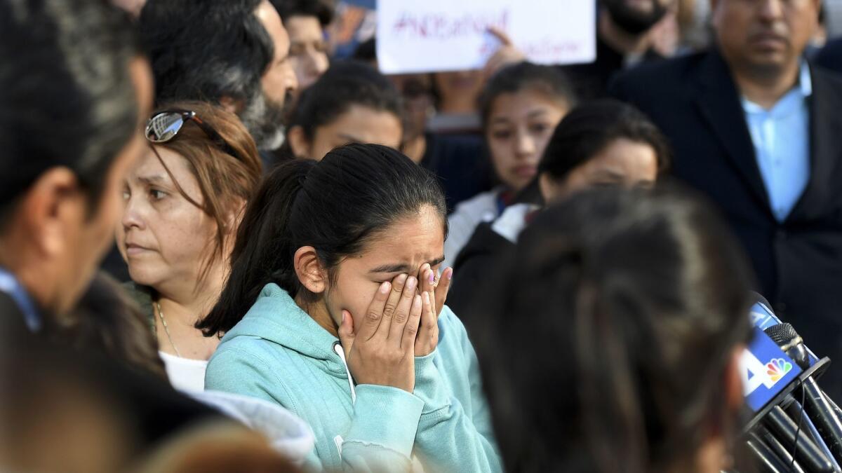 Fátima Avélica, de 14 años, llora durante una conferencia de prensa y una manifestación realizada en el centro de Los Ángeles, después de filmar la detención de su padre por parte de agentes del ICE (Wally Skalij / Los Angeles Times).