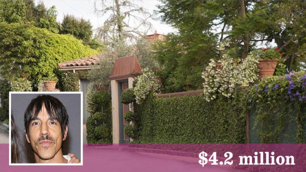 Anthony Kiedis, cantante y letrista del grupo Red Hot Chili Peppers ha vendido su casa en West Hollywood Hills.