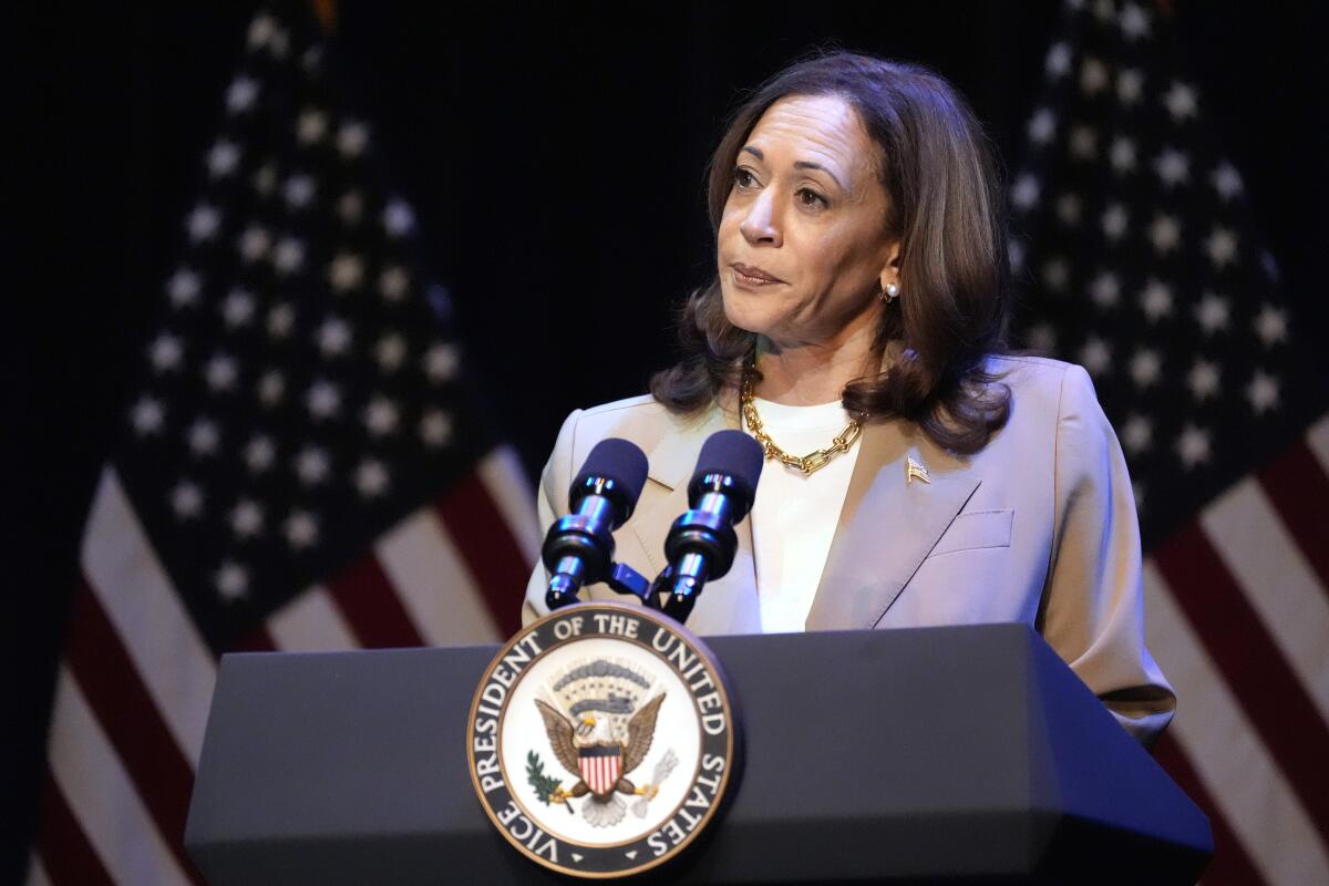 La vicepresidenta de EEUU Kamala Harris pronuncia un discurso en un acto de campaña 