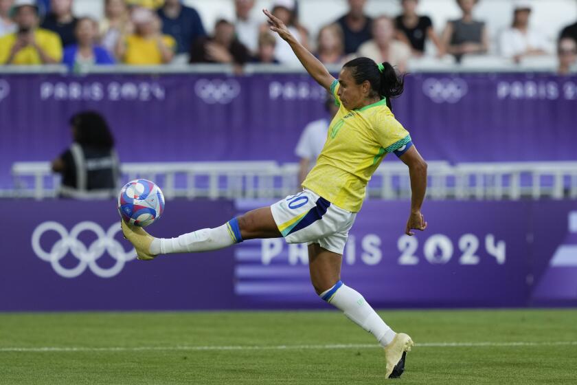 La brasileña Marta controla el balón durante el partido contra Nigeria en la fase de grupos de los Juegos Olímpicos de Paris, el jueves 25 de julio de 2024, en Burdeos, Francia. (AP Foto/Moisés Castillo)