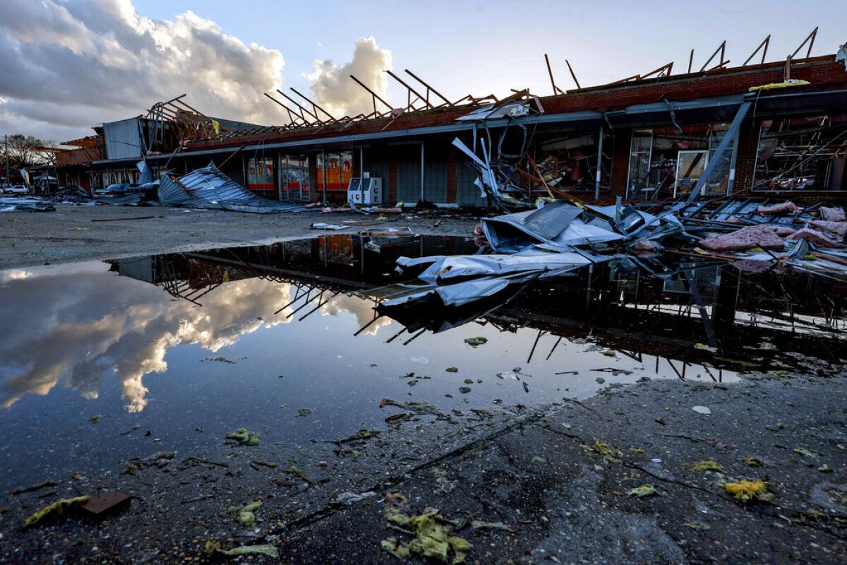 El techo de un negocio local destruido después del paso de un tornado por Selma