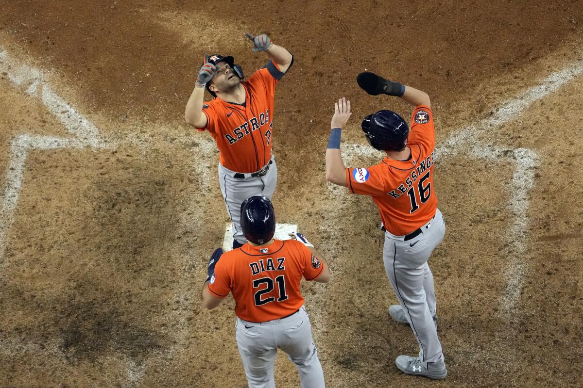 Altuve devuelve ventaja a Astros con jonrón en la 9na y los pone a