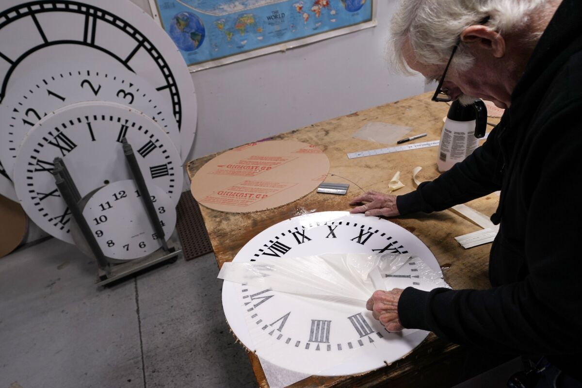 Richard Finn trabaja en la creación de carátulas de reloj en la firma Electric Time Company, 
