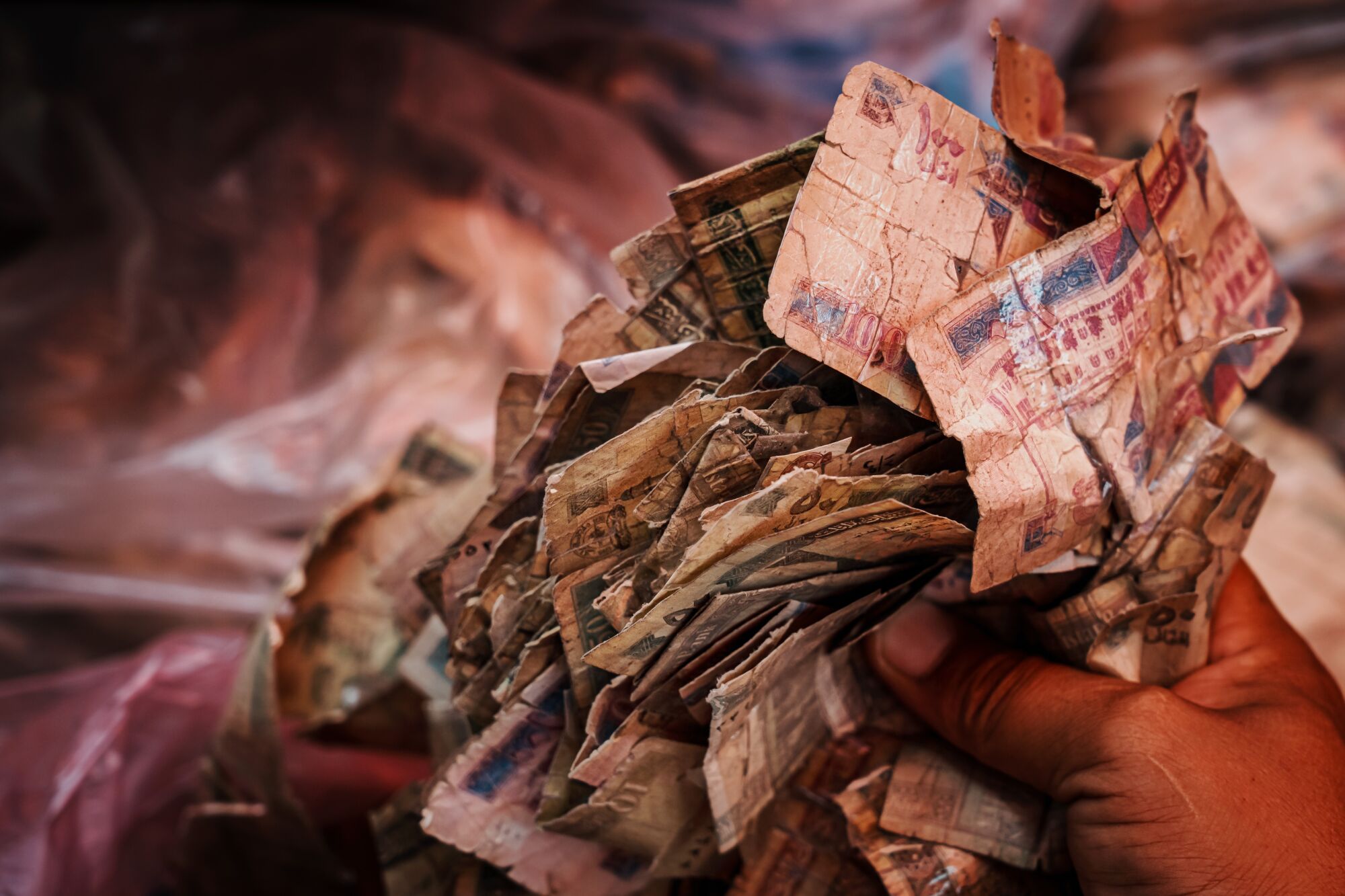 Bir tomar yıpranmış Afgan parası