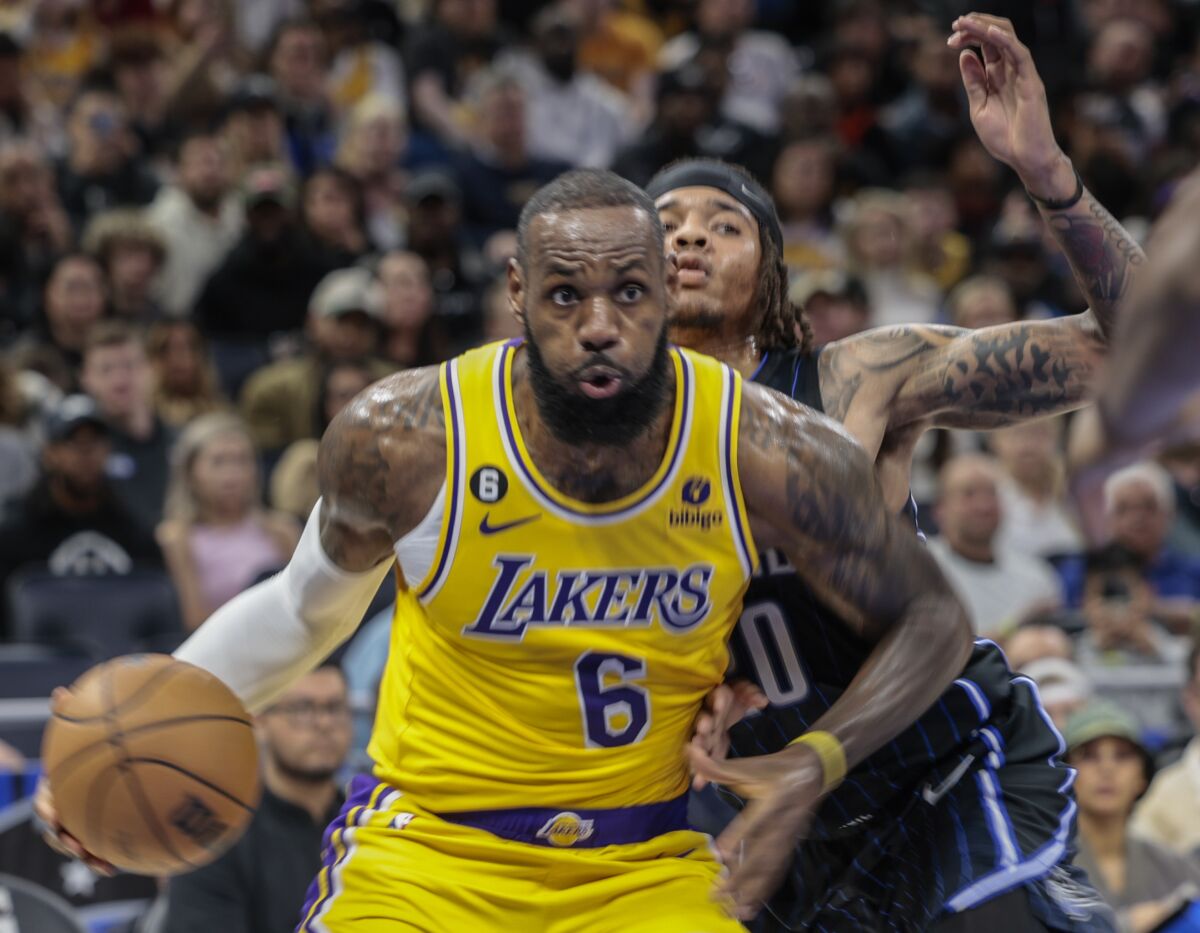 Los Angeles Lakers forveti LeBron James, Orlando Magic guardı Markelle Fultz'u geçti