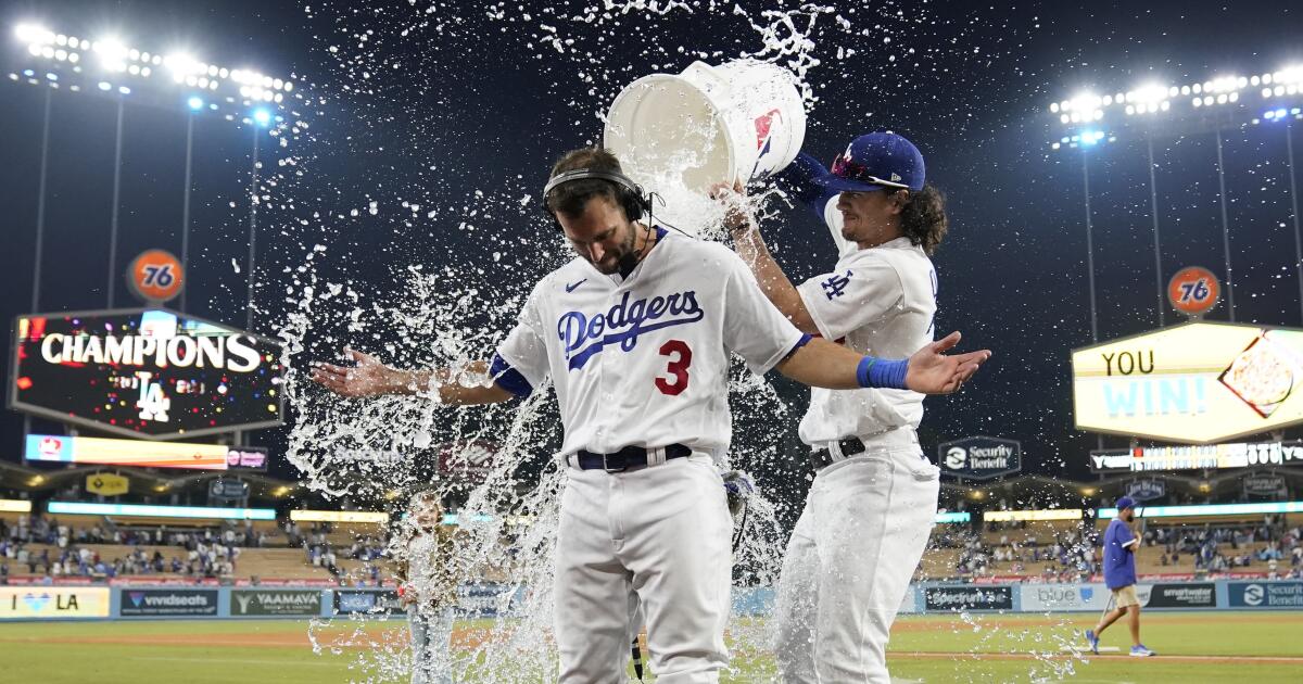 Chris Taylor delivers Dodgers to walk-off win over Giants - Los Angeles Times