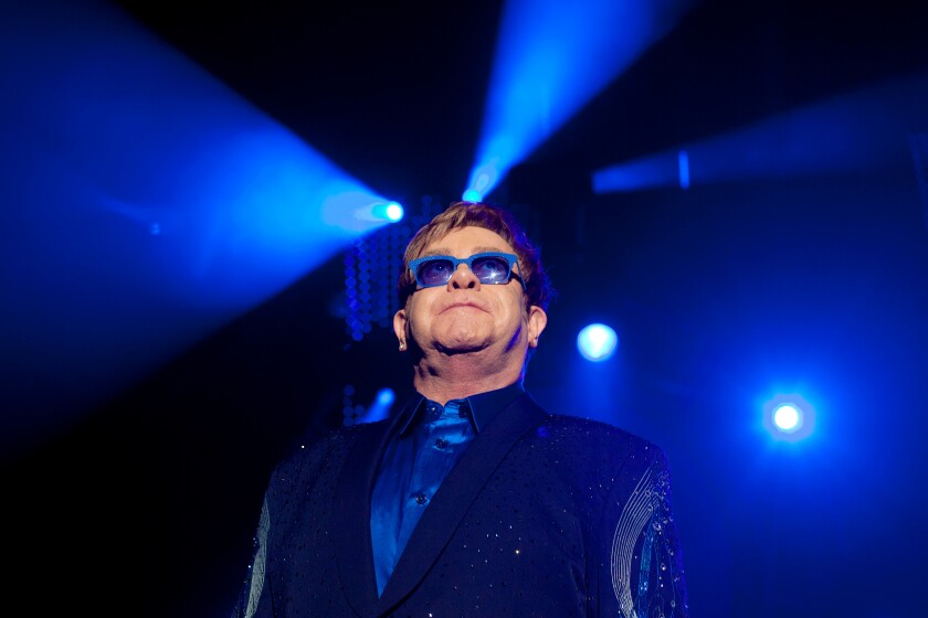 Elton John cancela dos conciertos en Texas tras dar positivo de coronavirus