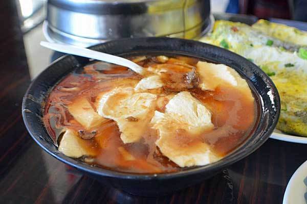 Tofu 'brain' soup
