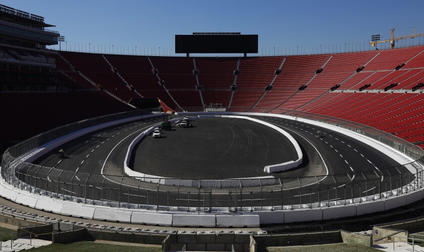 Liniile benzilor au fost trasate înainte de cursa NASCAR de la LA Memorial Coliseum.