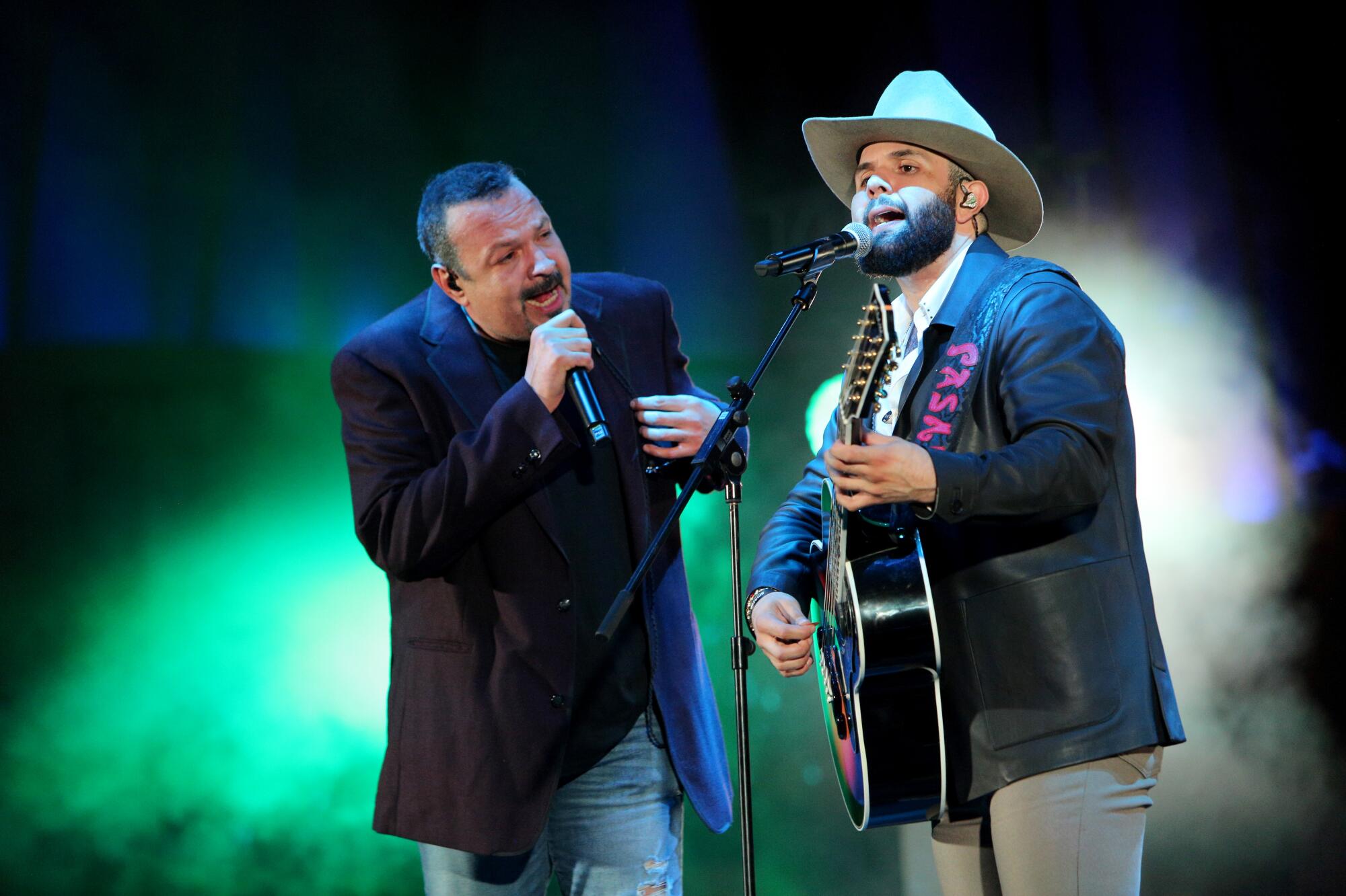 Pepe Aguilar canta con Carin León en el concierto de Amazon Music