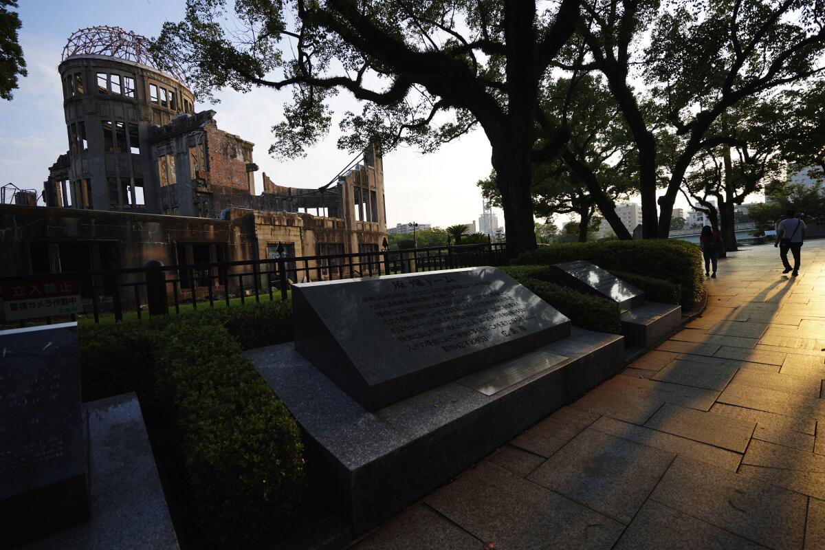 El Domo de la Bomba Atómica al amanecer en Hiroshima, Japón 