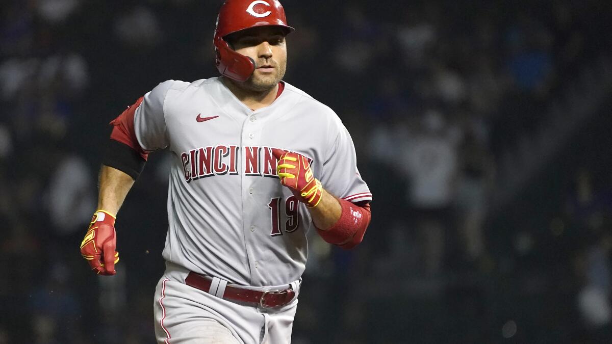 Votto extends power surge, Reds roll past Cubs 8-2