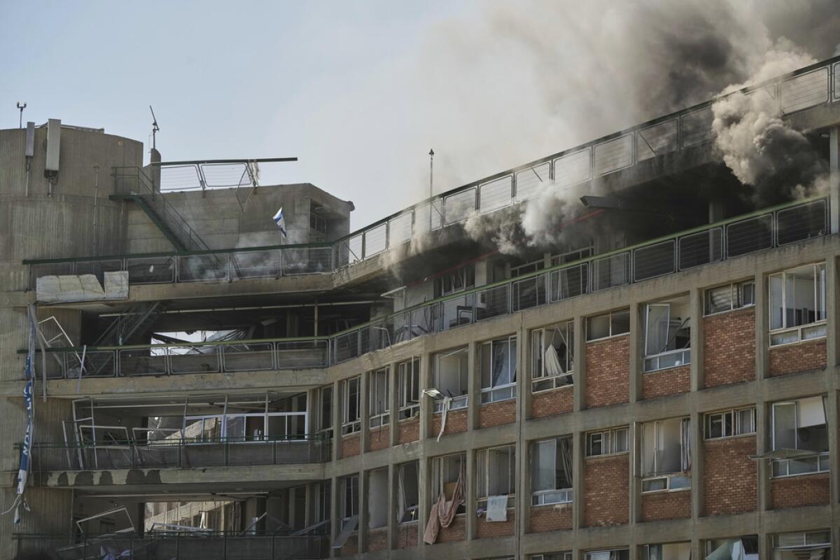 El humo se eleva de un edificio del complejo hospitalario