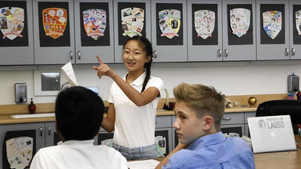 La presidenta de la clase de liderazgo Caitlyn Cho, designa tareas a otros estudiantes en Porter Ranch Community School.