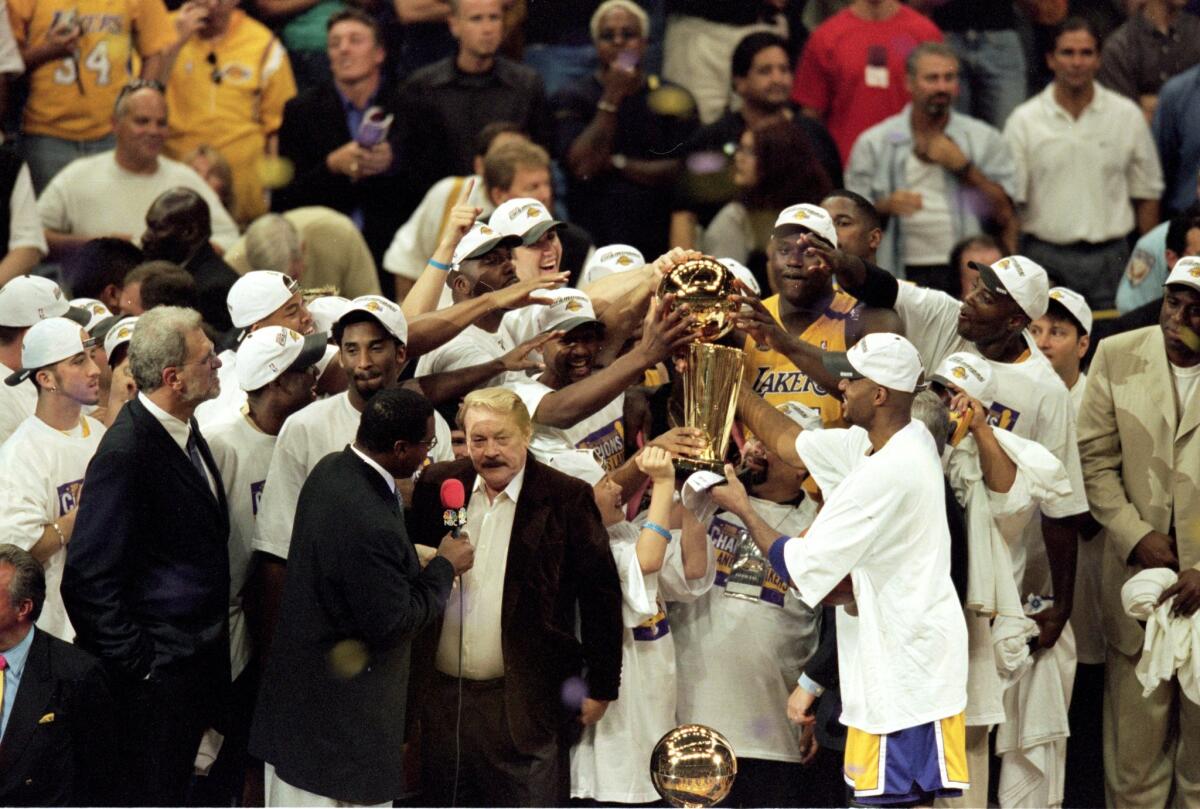 Jerry Buss is interviewed after his team won the 1999-2000 NBA Finals (Ezra Shaw / Getty Images)