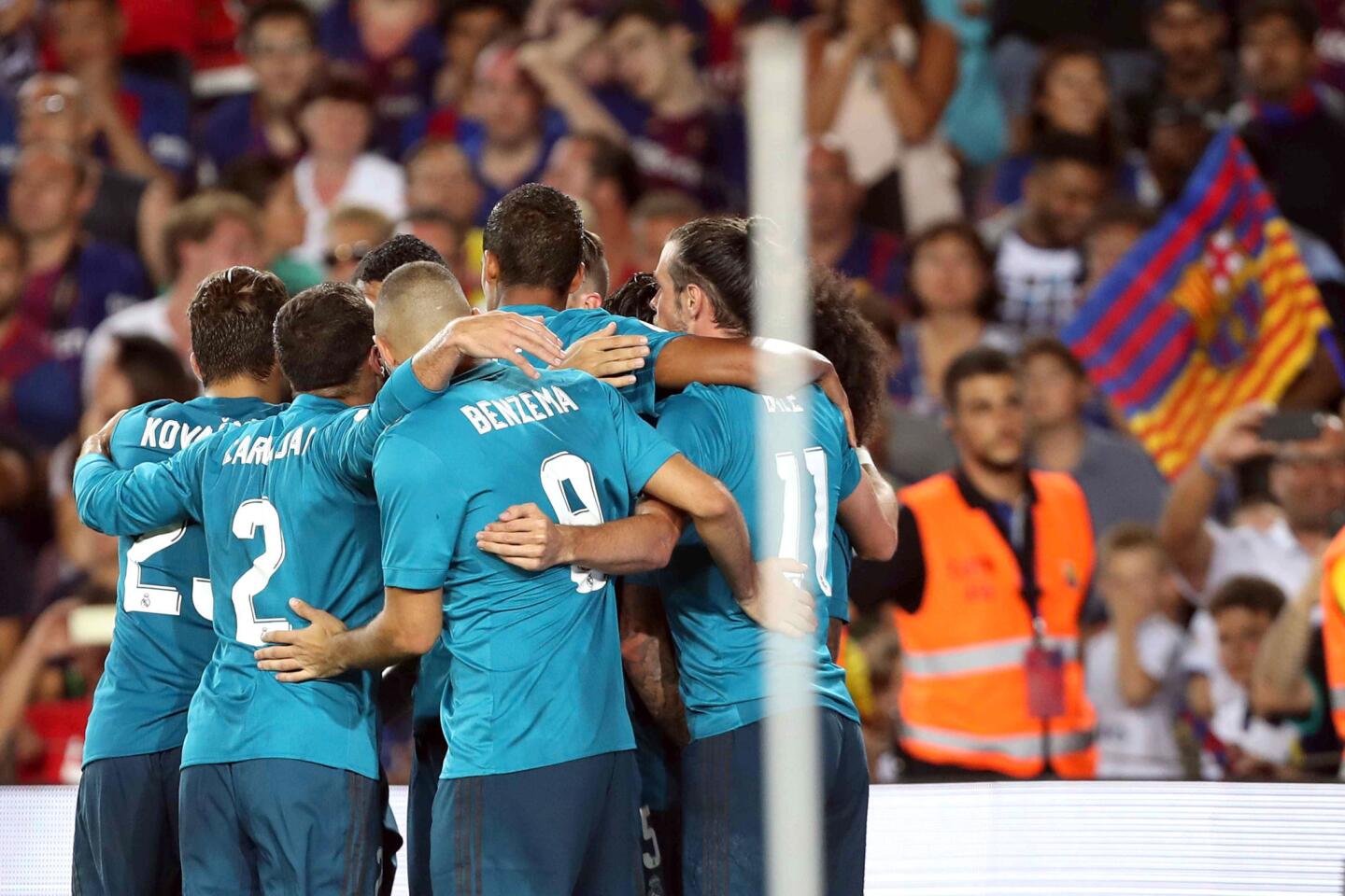Los jugadores del Real Madrid celebran el primer gol del conjunto blanco ante el Barcelona durante el partido de ida de la Supercopa de España que se disputa esta noche en el estadio del Camp Nou. EFE/Toni Albir