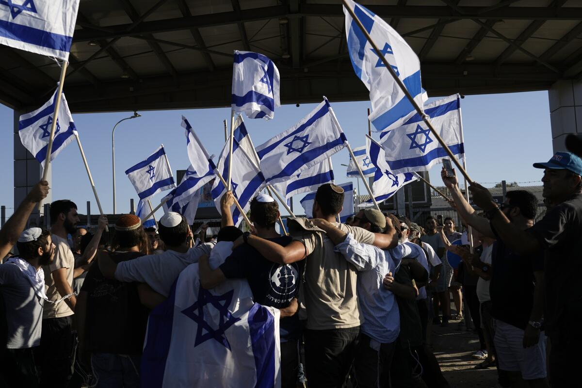 Manifestantes ondean banderas nacionales israelíes 