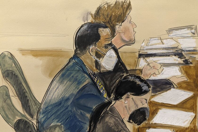En este boceto de la corte, R. Kelly, a la izquierda, durante su juicio en Nueva York bajo cargos de tráfico sexual, el jueves 26 de agosto de 2021. (AP Foto/Elizabeth Williams)