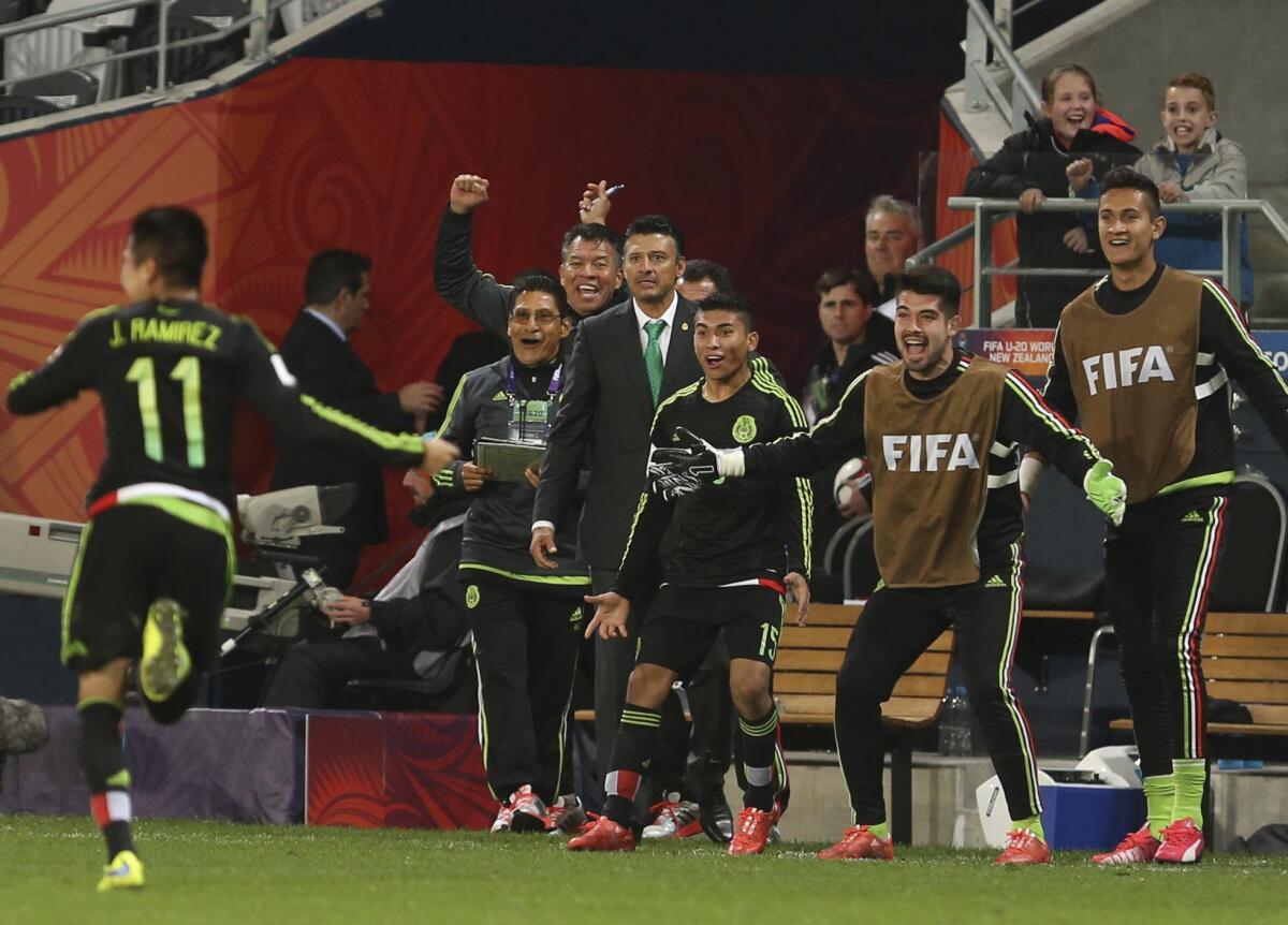 Jugadores mexicanos celebran un gol durante el partido del grupo D del Mundial Sub-20 entre México y Uruguay en el estadio Otago en Dunedin.