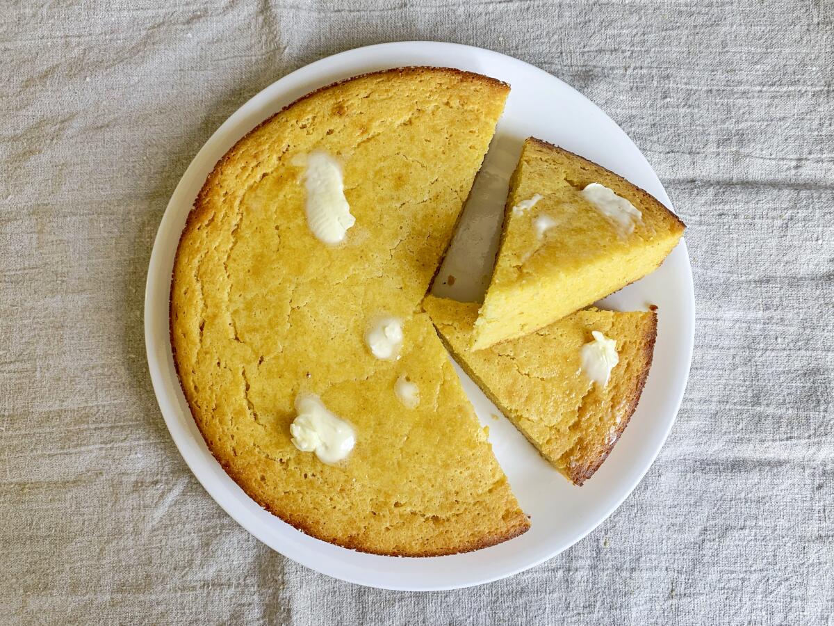 La masa harina y el azúcar cambian el clásico pan de maíz, para mejor.