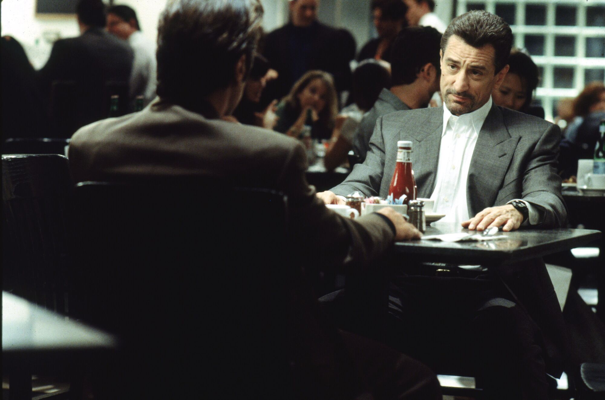 El criminal Neil McCauley (Robert De Niro) y el policía de LAPD Vincent Hanna (Al Pacino) en la película de Michael Mann. 