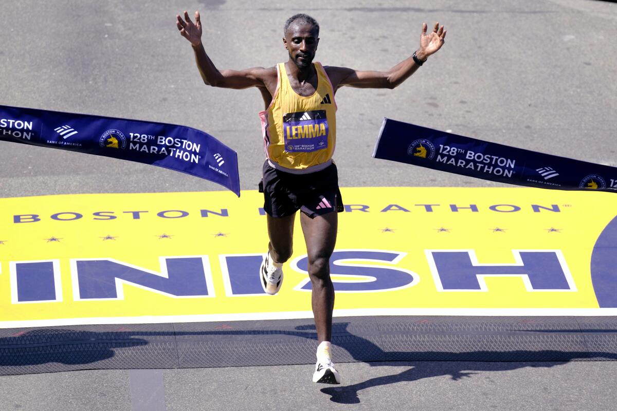 El etiope Sisay Lemma cruza la meta para ganar el Maratón de Boston 