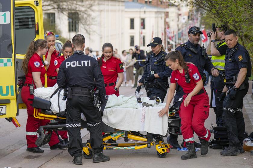 Servicios de emergencia acuden al lugar donde una persona fue atacada en Oslo, Noruega, el 1 de mayo de 2024. (Heiko Junge/NTB Scanpix via AP)