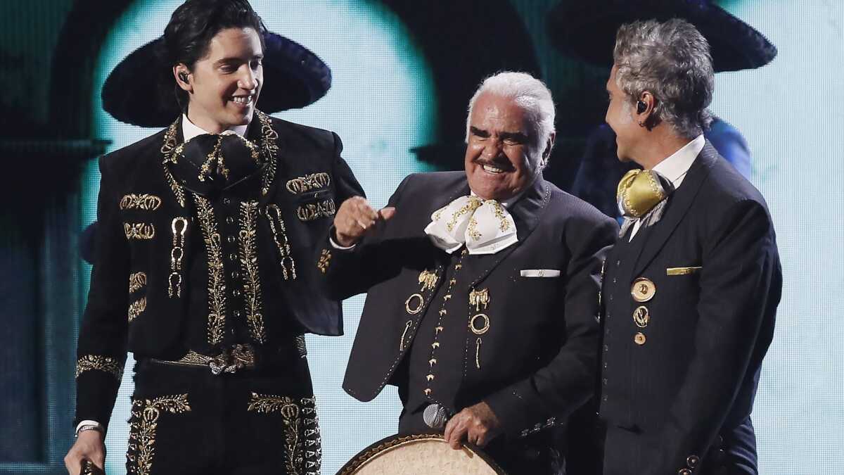 Álex, Vicente y Alejandro Fernández compartieron por primera vez en el escenario del Latin Grammy en Las Vegas.
