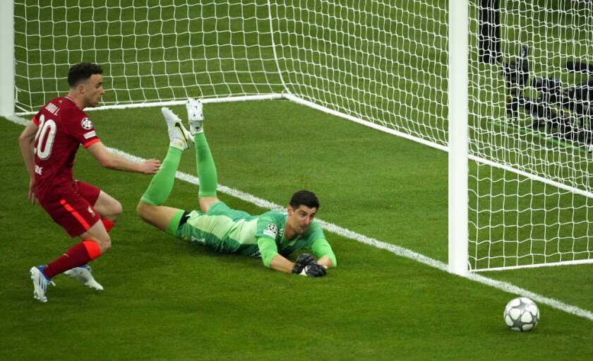 Thibaut Courtois, derecha, portero del Real Madrid,