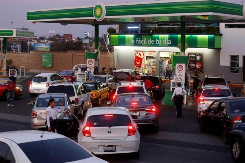 Fotografía de vehículos cuyos conductores esperan para comprar combustible hoy, en Guadalajara (México). La escasez de gasolina por problemas en el suministro de Petróleos Mexicanos (Pemex) en al menos ocho estados genera filas de varias horas y racionalización del hidrocarburo desde hace varios días, ante un nerviosismo creciente de la población. EFE