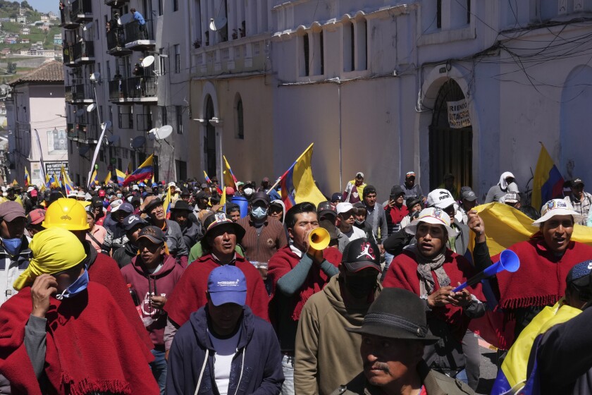 Manifestantes indígenas marchan hacia la Basílica del Voto Nacional donde esperan un diálogo 