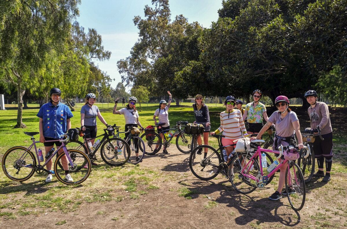 İnsanlar bisikletleriyle bir parkta 