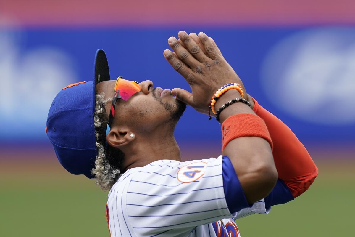 El puertorriqueño Francisco Lindor, de los Mets de Nueva York, mira al cielo 