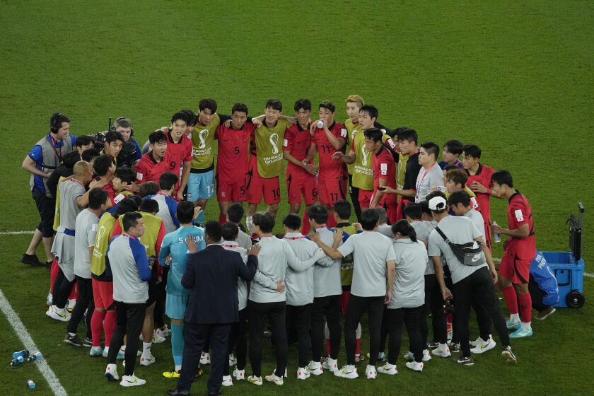 Los jugadores de Corea del Sur aguardan por el resultado del partido entre Ghana y Uruguay tras su victoria 2-1 ante Portugal en el partido por el Grupo H del Mundial, el viernes 2 de diciembre de 2022, en Rayán, Qatar. (AP Foto/Darko Bandic)