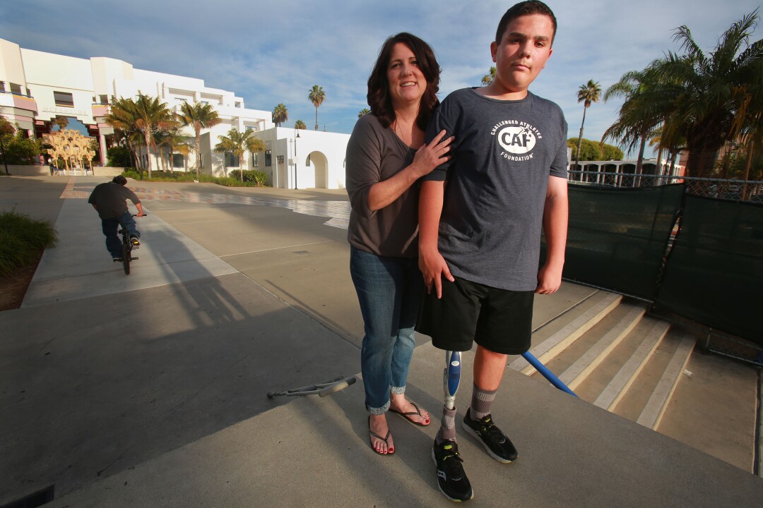 Mary Seelhoff et son fils Andrew Seelhoff, 14 ans, au Oceanside Civic Center en novembre 2014 