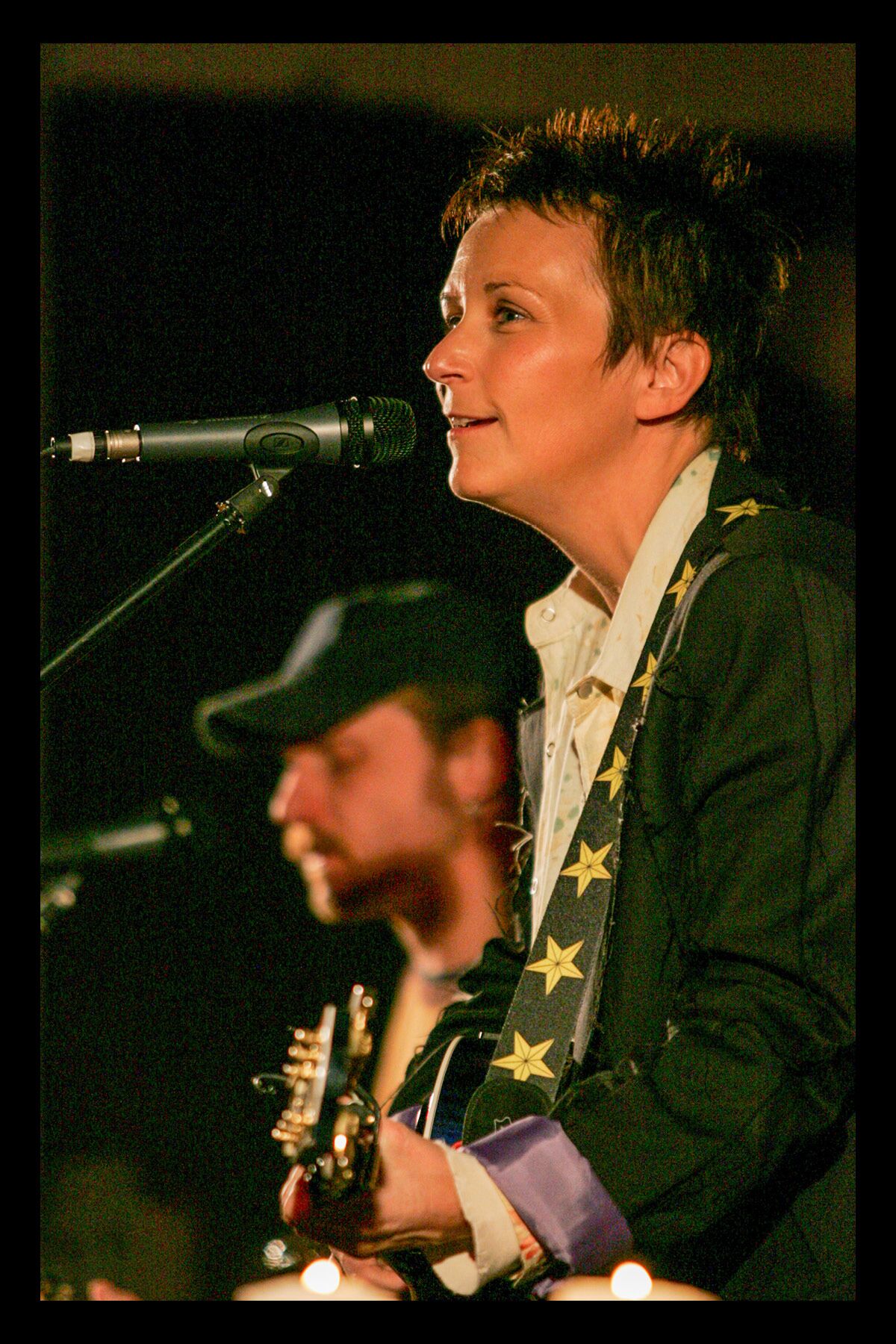 La cantautora Mary Gauthier, a la derecha, aparece en su actuación en los AMSDConcerts de 2006 con el guitarrista Thomm Jutz.