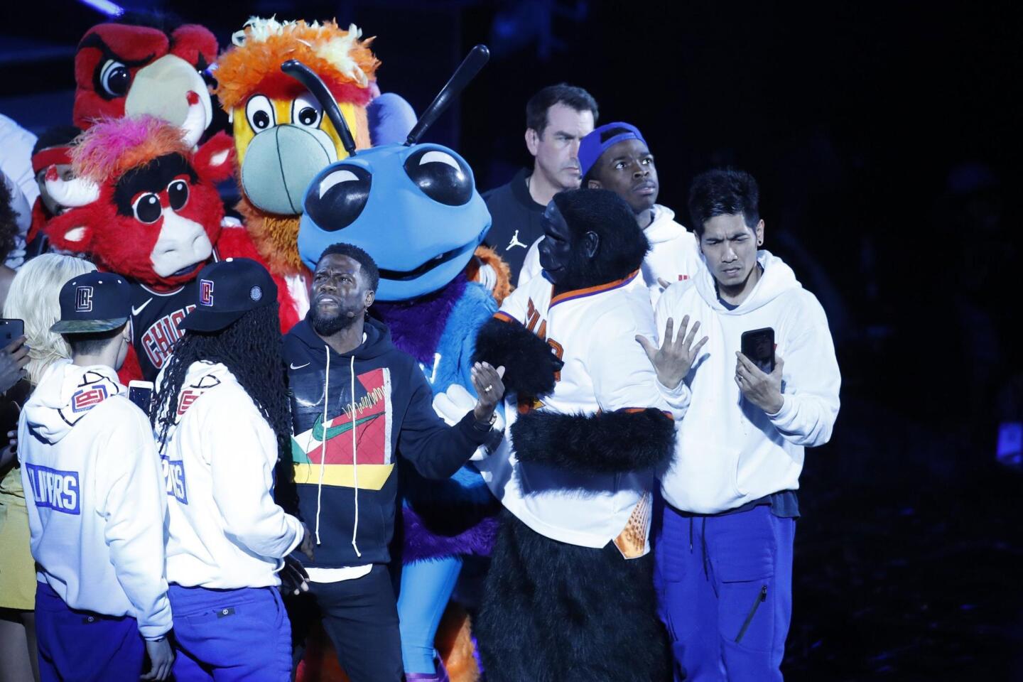 AGXO6. New York (United States), 19/02/2018.- Kevin Hart performs with team mascots and dancers during pregame introductions at the 2018 All-Star game at Staples Center in Los Angeles, California, USA, 18 February 2018.