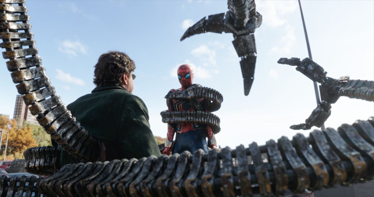 Doc Ock (Alfred Molina) y Spider-Man en una escena 