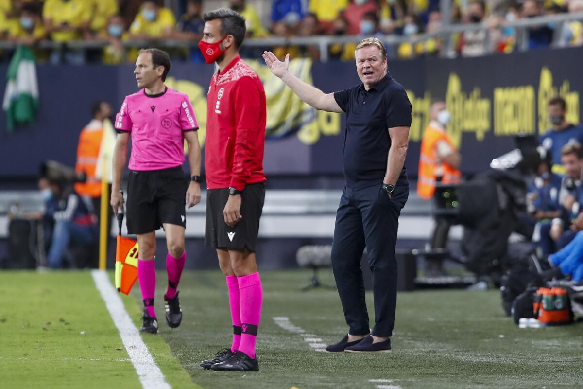El técnico del Barcelona, Ronald Koeman, lanza quejas al cuatro árbitro durante el partido por la Liga ante el Cádiz.
