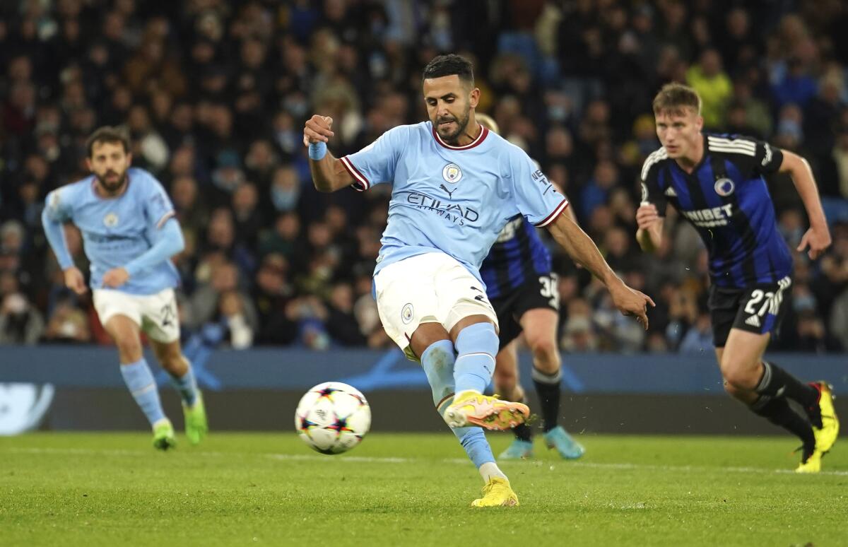 Riyad Mahrez anota de penal por el Manchester City en duelo de la Liga 