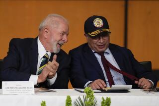 El presidente de Brasil, Luiz Inácio Lula da Silva, a la izquierda, y el presidente de Colombia, Gustavo Petro, asiste a la inauguración de la Feria Internacional del Libro en Bogotá, Colombia, el miércoles 17 de abril de 2024. (AP Foto/Fernando Vergara)