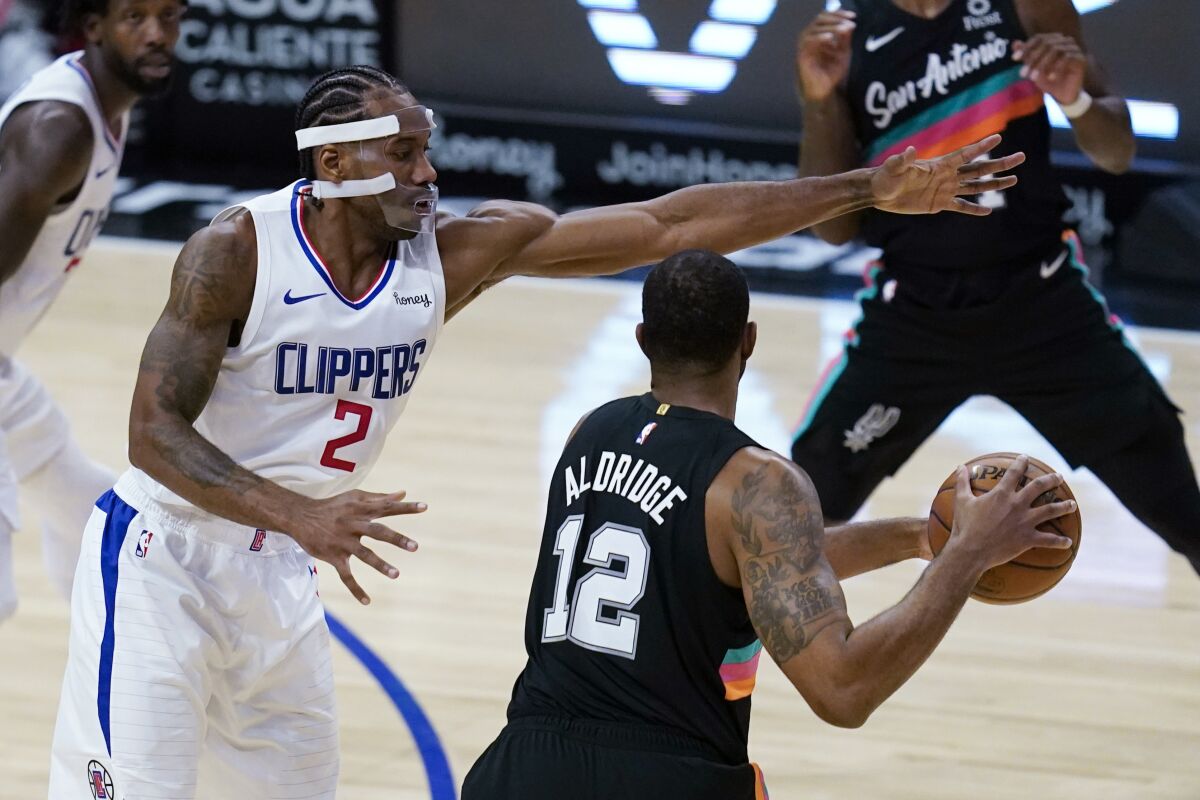 Clippers forward Kawhi Leonard defends against San Antonio Spurs forward LaMarcus Aldridge.