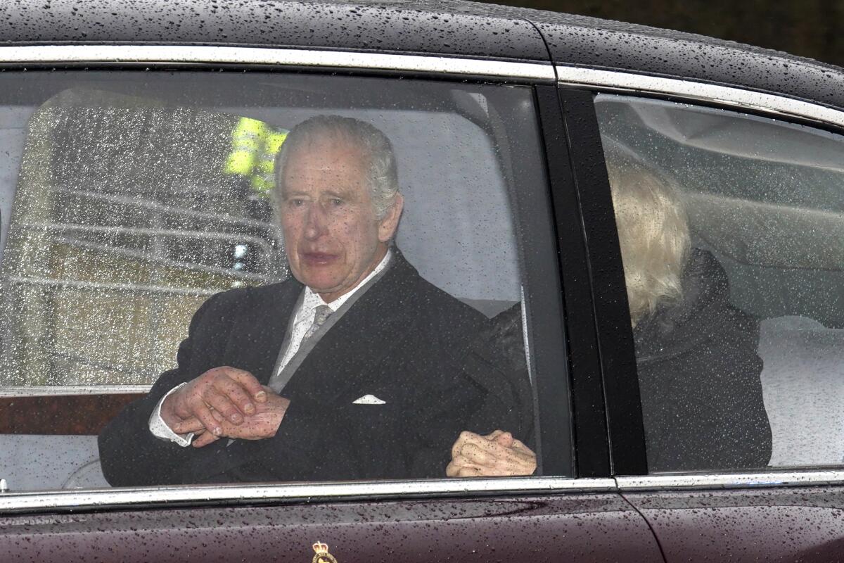 El rey Carlos III y la reina Camilla llegan a la Clarence House de Londres